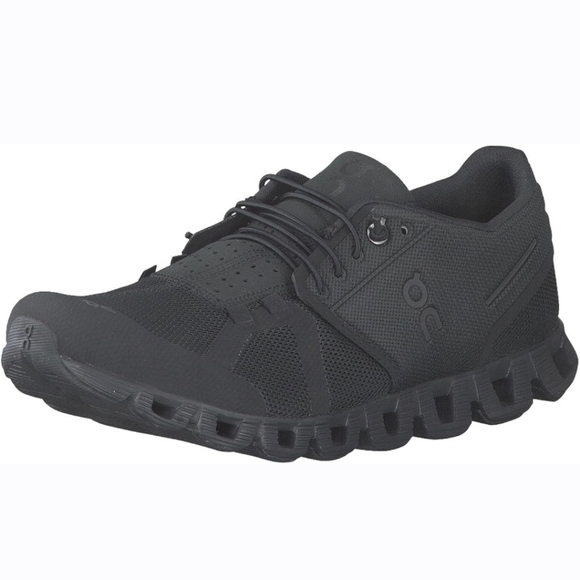 On Cloud 5 running shoe in the all-black color variant 7.5 - Picture 1 of 9